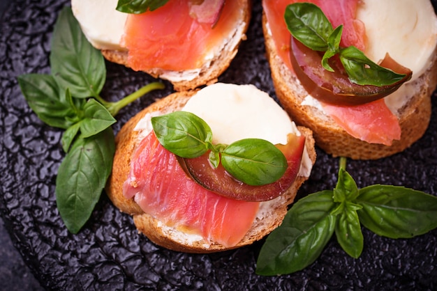 Crostini mit Lachs, Mozarella, Tomate und Basilikum