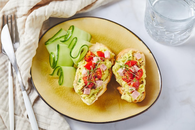 Crostini o bruschetta con jamón de aguacate ablandado y tostadas de tomate con puré de aguacate