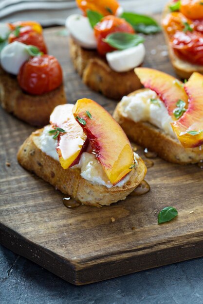 Foto crostini ou bruschetta com ricotta e pêssegos