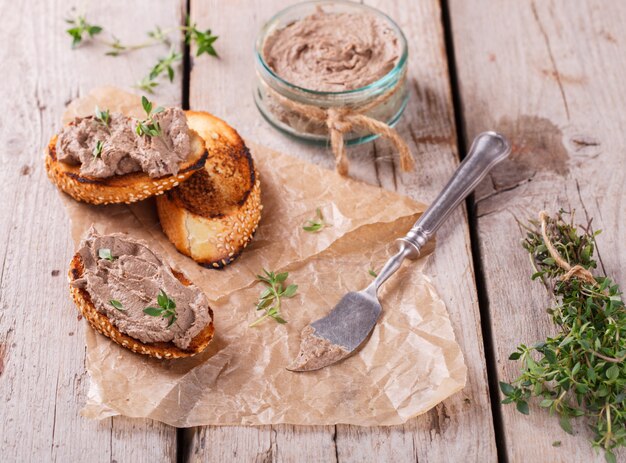 Crostini con paté de hígado