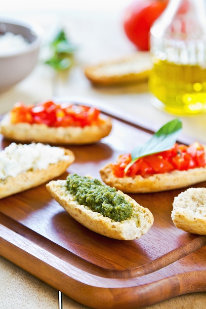 Crostini con Pesto, Queso y Tomate por algunos ingredientes