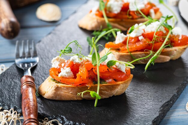 Crostini con pimiento rojo asado y feta-1