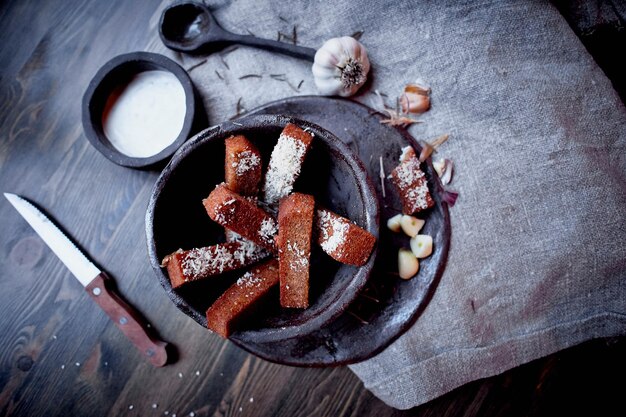 Croutons de alho em um pano de linho cinzaFotos atmosféricas estilo rústico áspero