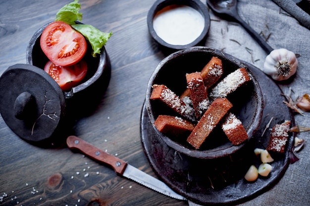 Croutons de alho em um pano de linho cinzaFotos atmosféricas estilo rústico áspero