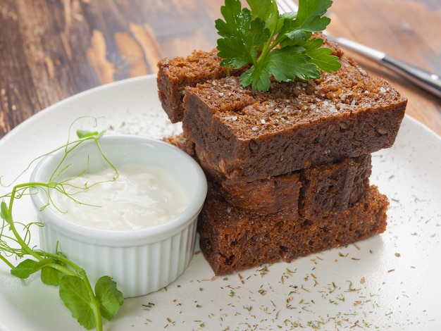 Croutons de centeio com molho de alho