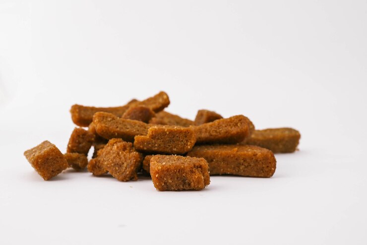 Foto croutons de centeio em um conceito publicitário de fundo branco