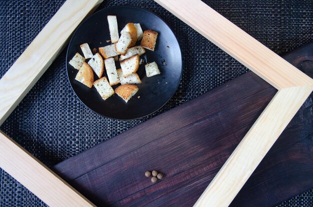 Croutons de pão branco com especiarias em uma placa preta Vista de cima