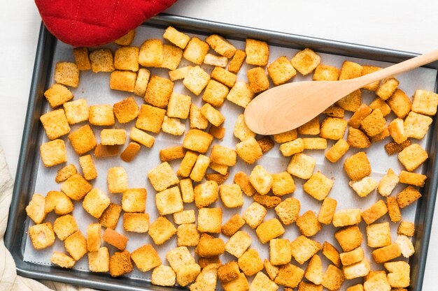 Croutons de rabanada frescas na assadeira.