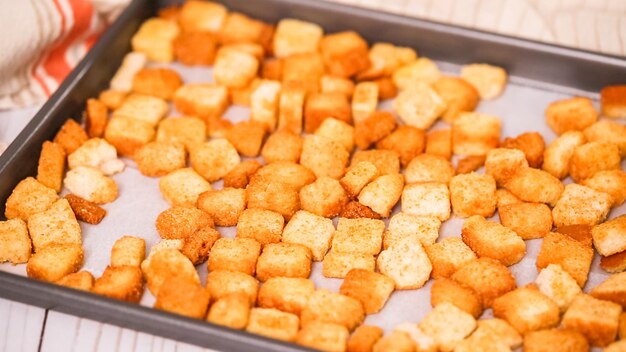 Croutons de rabanada frescas na assadeira.