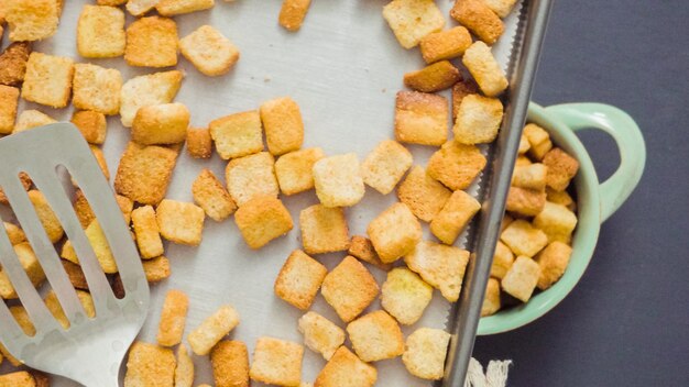 Foto croutons de rabanada frescas na tigela.