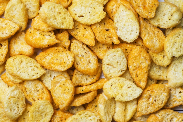 Croutons des weißbrotstangenbrots mit gewürzen in den tellern. nahansicht