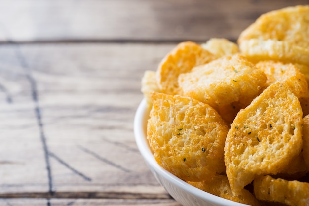 Croutons des Weißbrotstangenbrots mit Gewürzen in den Tellern.