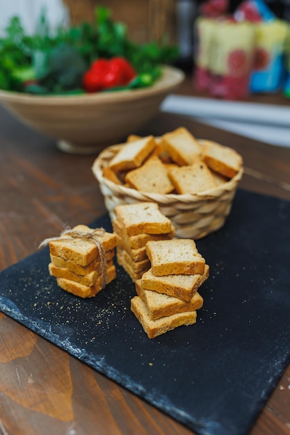 Croutons frescos feitos de farinha integral de cor dourada Torradas para deliciosos sanduíches