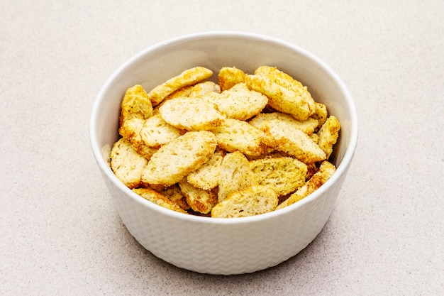 Croutons frescos para sopas quentes de creme de outono