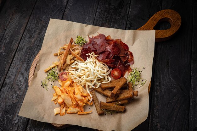 Croutons, Käse, geräuchertes Fleisch auf einem Holztisch