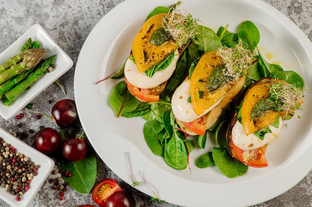 Croutons-Snacks mit Tomaten, geschmolzenem Käse und Kräutern auf Betongrund