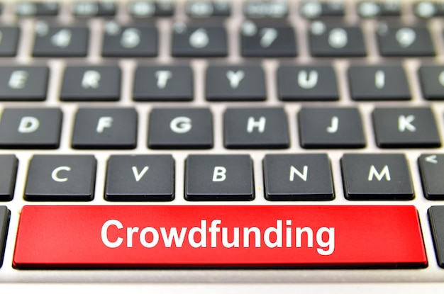 Crowdfunding-Wort auf Computer-Leertaste