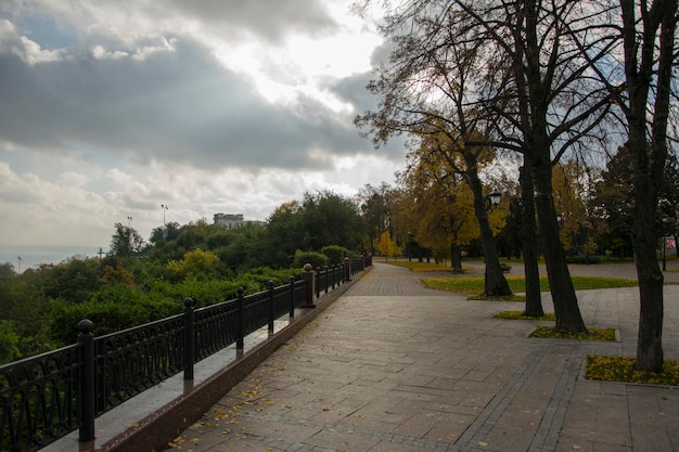 Crown Avenue Volga Terraplén en Ulyanovsk Rusia Otoño