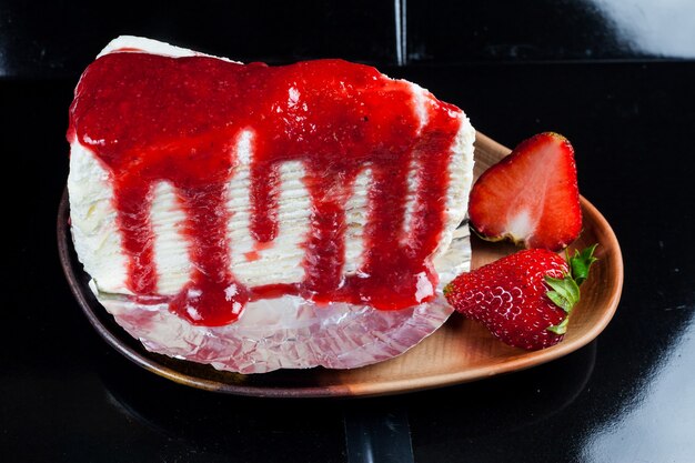 Crpe-Kuchen mit Erdbeersauce und frischen Erdbeeren.