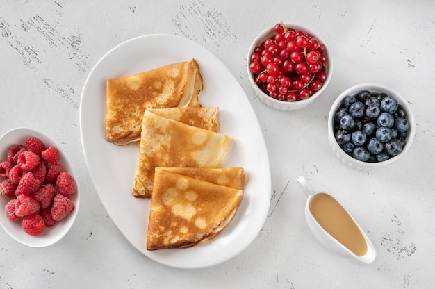 Crpes mit frischen Himbeeren, Heidelbeeren und roter Johannisbeere