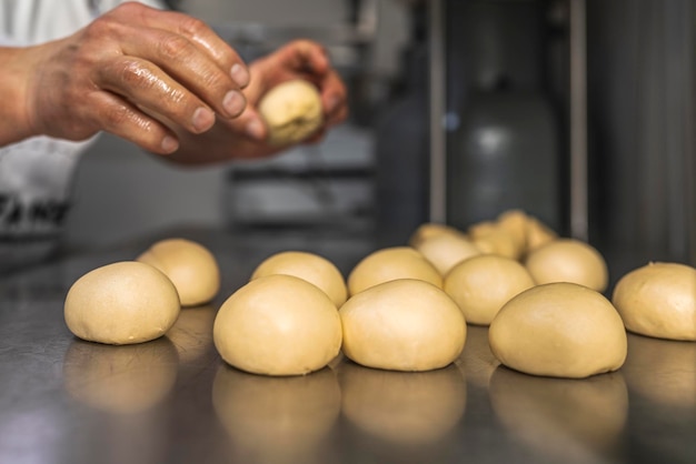 Cru de pães redondos em uma mesa de metal em uma padaria artesanal