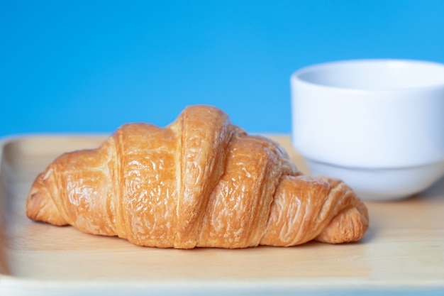 Cruasanes y leche en la mesa. Alimentos para el concepto de desayuno