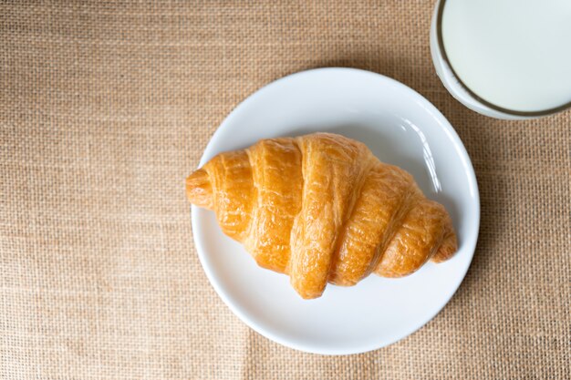 Cruasanes y leche en la mesa.