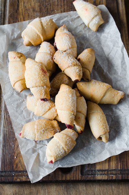 Cruasanes recién hechos caseros con mermelada para el desayuno o merienda.