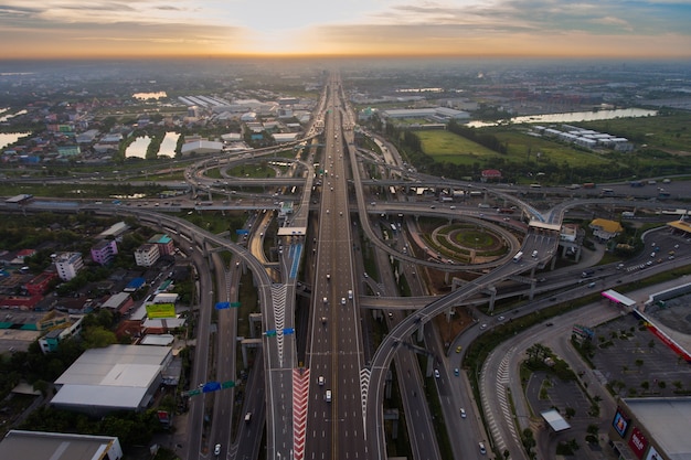 Cruce de la autopista ocupado desde la vista aérea