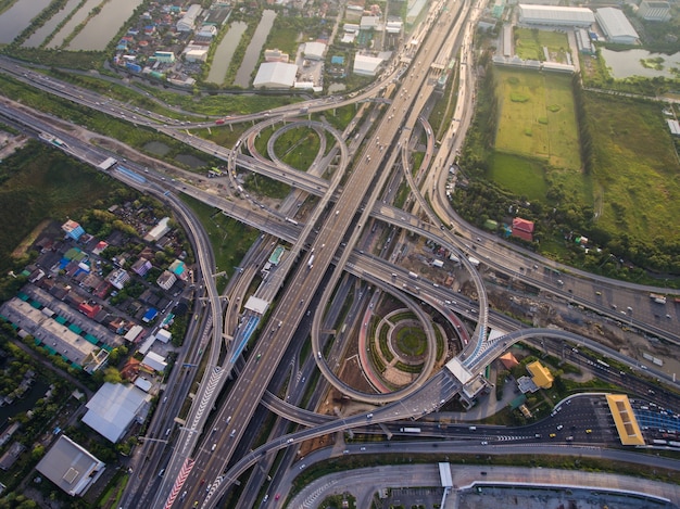 Cruce de la autopista ocupado desde la vista aérea