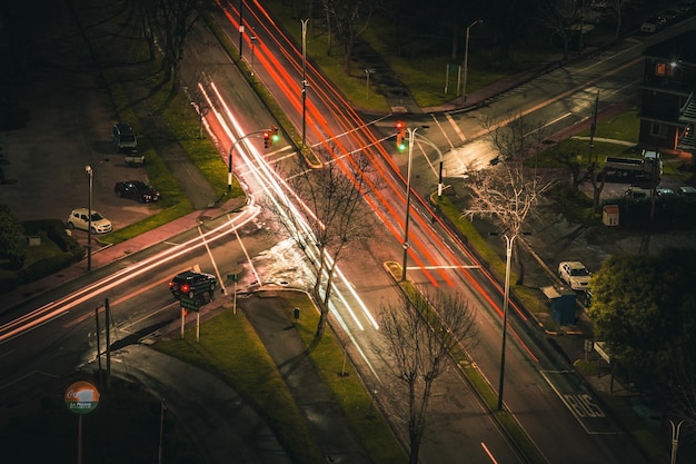 Cruce de calles de noche