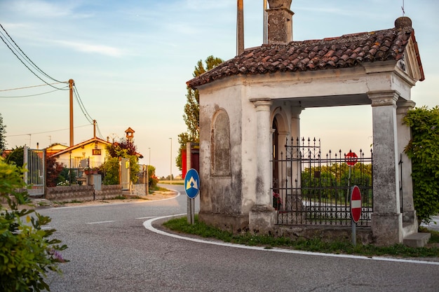 Cruce de carreteras de una ciudad rural