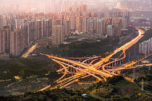 Cruce de carreteras elevadas de Chongqing y el paso elevado de intercambio en la noche, Chongqing, China