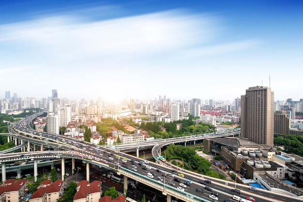 Cruce de carreteras elevado de Shanghai y paso elevado de intercambio en la noche