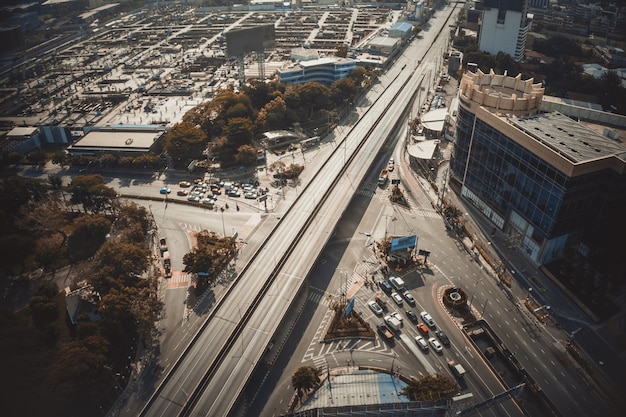 Cruce de carreteras transitadas en el centro de la ciudad de metrópolis