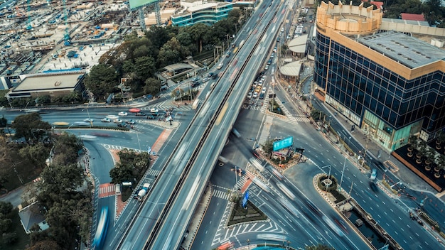 Cruce de carreteras transitadas en el centro de la ciudad de metrópolis