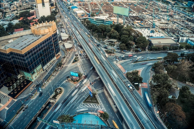 Cruce de carreteras transitadas en el centro de la ciudad de metrópolis