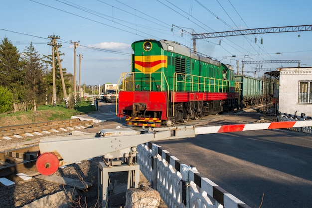 Un cruce ferroviario de tren que pasa