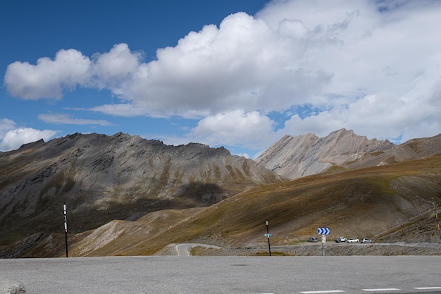 Cruce fronterizo del Colle dell Agnello o Col Agnel en los alpes entre Italia y Francia