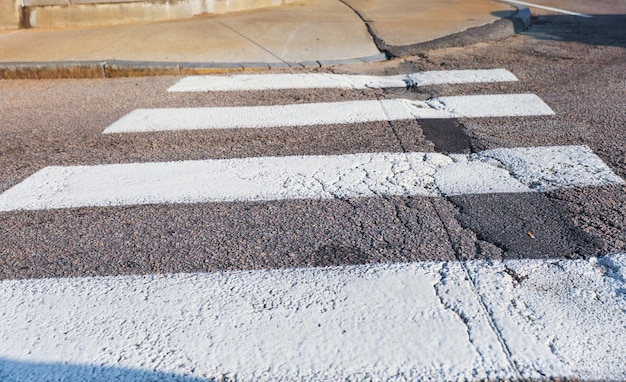 Cruce de peatones en una calle con un cruce de peones.