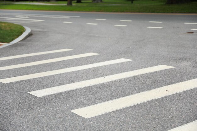 El cruce de peatones significa paso seguro, conectividad comunitaria y armonía en medio de la bulliciosa vida de la ciudad.