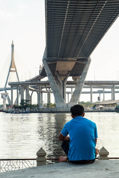 El cruce del puente de cuerda de anillo de acero es fuerte.