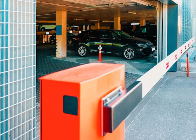 Foto cruce de puerta de estacionamiento moderno en el centro de negocios vilnius