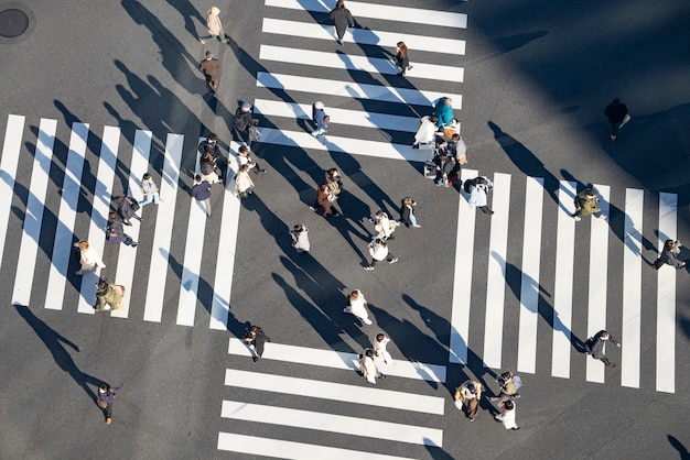 Cruce scramble en tokio, japón, donde la gente va y viene