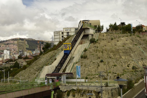 Cruce sobre la superficie de la calle en la ciudad de La Paz Bolivia