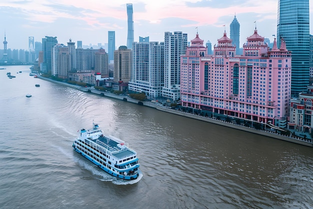 Foto un crucero azul y blanco está navegando por un río