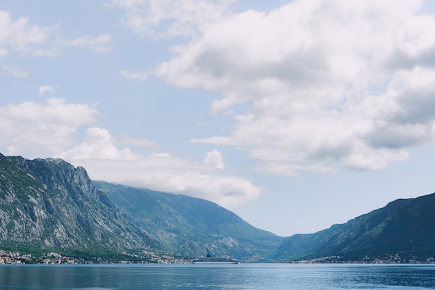 Crucero en la bahía entre las montañas de montenegro