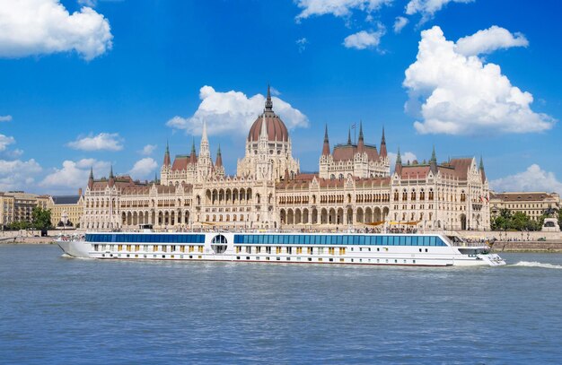 Crucero en barco por Hungría cerca de la vista panorámica y el horizonte de la ciudad del centro histórico de Budapest