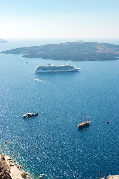 Crucero y barcos cerca de la isla de Santorini.