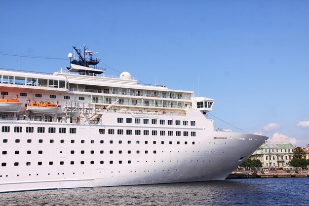 Crucero blanco de lujo disparado en ángulo al nivel del agua